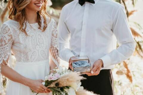 Unlocking Elegance: A Comprehensive Guide to Wedding Apparel and Thoughtful Gift Giving