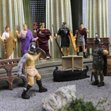 Safari Ltd. Ancient Rome Super Toob - Mini Figurines: Gladiator, Noblewoman, Centurion, Senator, Caesar, Emperor, Colosseum, Aqueduct, Pantheon & More - Educational Toy for Boys, Girls & Kids 3+