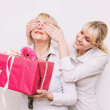 Retirement Gifts for Women: Celebrate Her New Beginnings with Thoughtful Presents