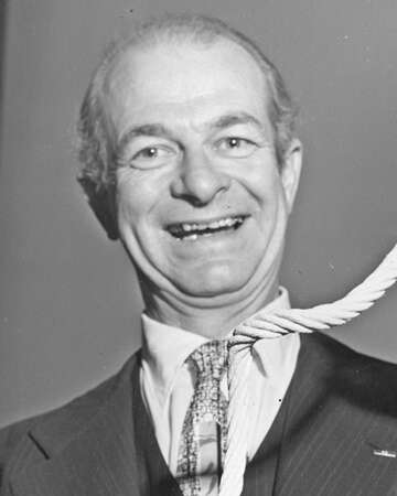 Linus Pauling Wins Nobel Prize in Chemistry 1954