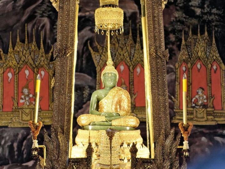 The Historic Move of the Emerald Buddha in 1784