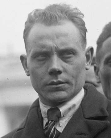 Paavo Nurmi Sets World Record in 1930