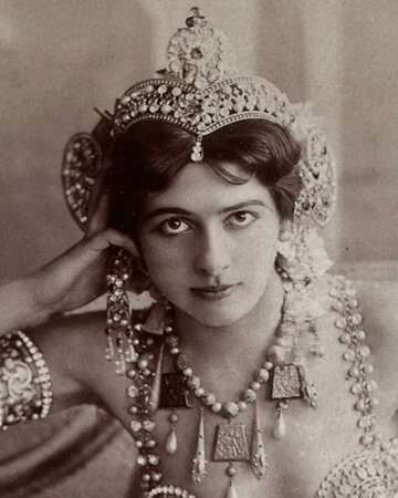 Mata Hari's Debut Dance Performance in Paris