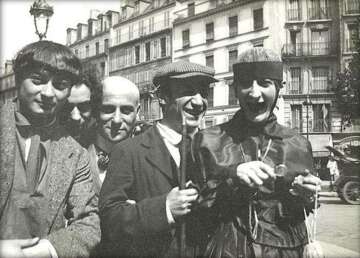 The Iconic 1916 Photograph of Picasso and Friends